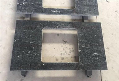 Zwart-wit granieten werkbladen in de keuken