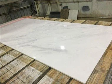 Keuken met witte marmeren tegelvloer