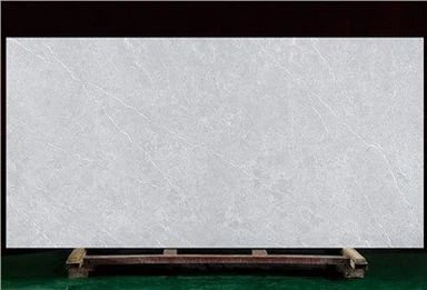 Lichtgrijze quartz aanrechtkeuken