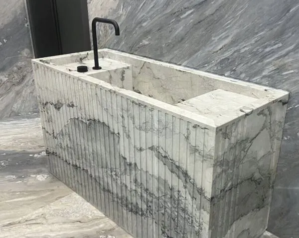 Wit marmeren aanrecht wastafel